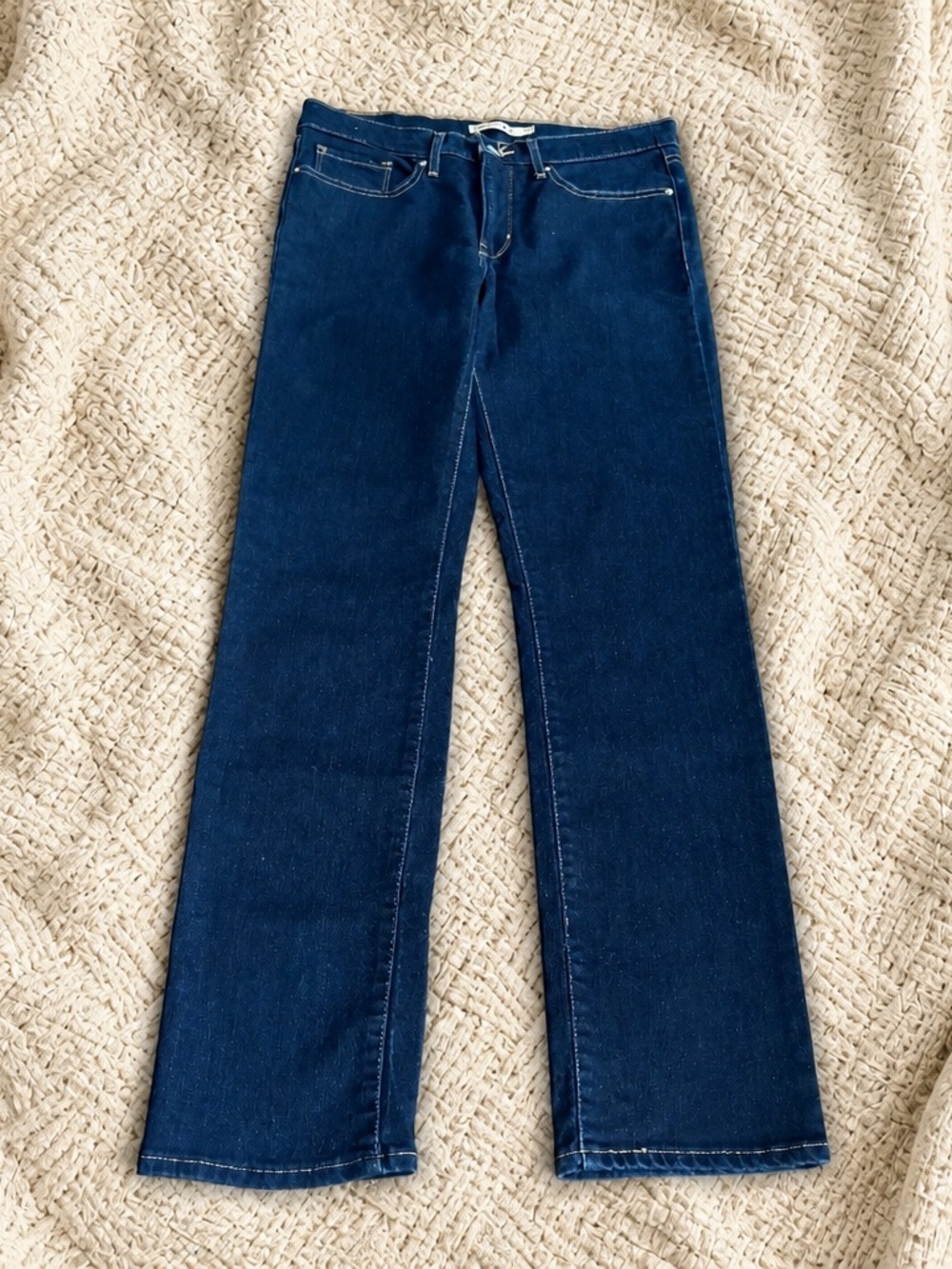 Levi's Women's Sz 30 314 Shaping Straight Leg mid rise Jeans in Dark Indigo - Picture 2 of 10